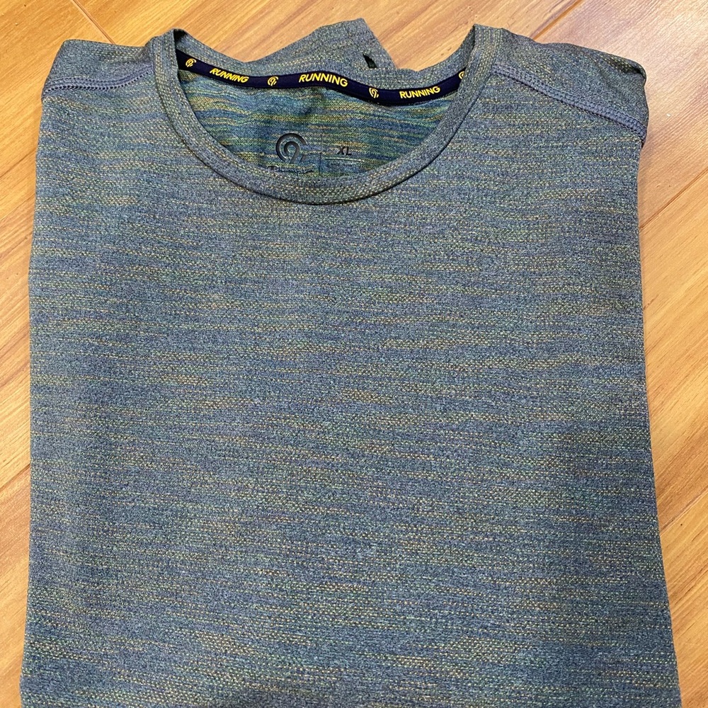 Men’s long sleeve lightweight running shirt by champion. XL